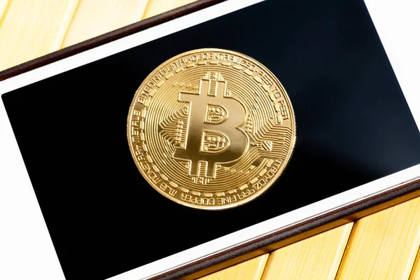 Bitcoin Moneda Oro Puesta Una Pantalla Teléfono Inteligente Primer Plano — Foto de Stock