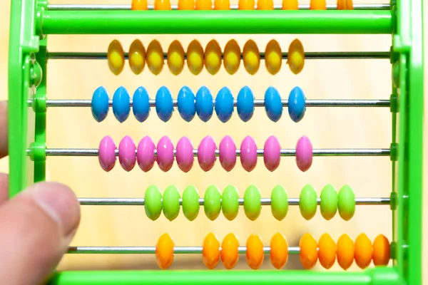 Kleurrijke Plastic Abacus Speelgoed Met Multi Gekleurde Kralen Close Kinderen — Stockfoto