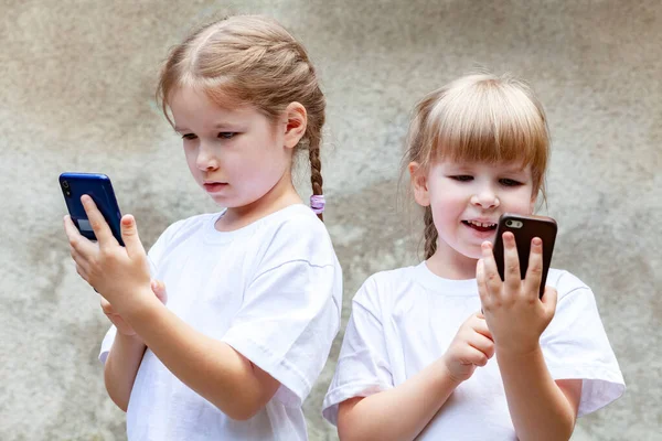 Schwestern Kleine Kinder Mit Modernen Smartphones Zwei Mädchen Die Ihre — Stockfoto