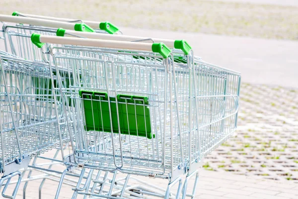 Meerdere Lege Groene Winkelwagentjes Buiten Supermarkt Niemand Veel Eenvoudige Winkelwagentjes — Stockfoto