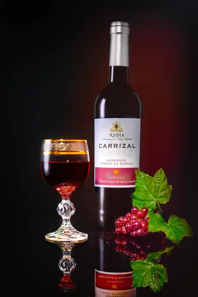 kırmızı şarap şişesi, cam ve üzüm, konu fotoğraf