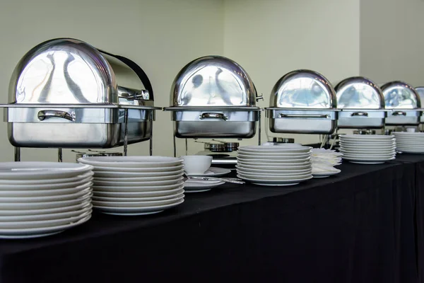 siyah masa örtüsü ile masada beyaz plaka seti ziyafet için hazırlanıyor