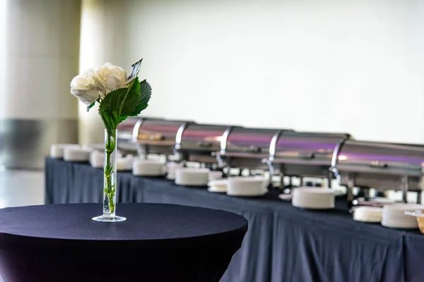 Ziyafet tasarım yemekleri ile tablonun arka planda bir vazo ve çiçek ile tablo