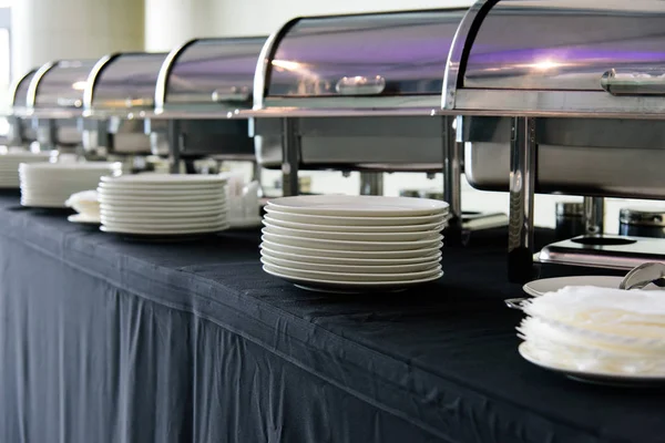 siyah masa örtüsü ile masada beyaz plaka seti ziyafet için hazırlanıyor