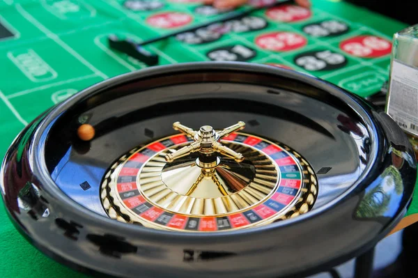 yeşil battaniye ile masada rulet oyunu