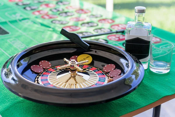 yeşil battaniye ile masada rulet oyunu