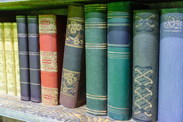 antik kitap bir satır kitaplık üzerinde kütüphanede