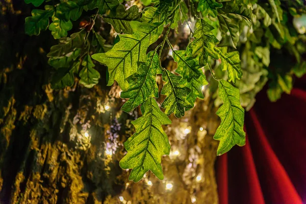 gece çelenk arka planda yeşil yapraklar