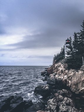 kıyıda ormanda bir dağüzerinde yalnız deniz feneri