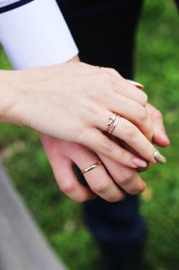 Alyanslı eller. Damat ve gelinin elleri