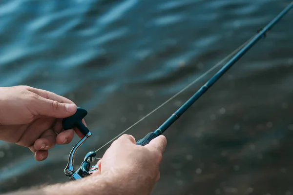 Fiske Älven Fiskare Med Ett Fiskespö Flodstranden Man Fiskare Fångar — Stockfoto