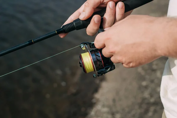 Fiske Älven Fiskare Med Ett Fiskespö Flodstranden Man Fiskare Fångar — Stockfoto