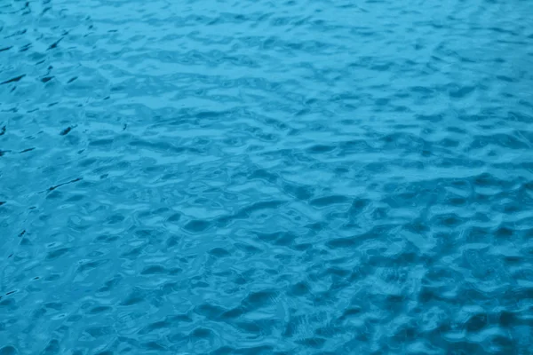 바다의 수면은 파도와 파란색입니다 바다의 텍스처 — 스톡 사진