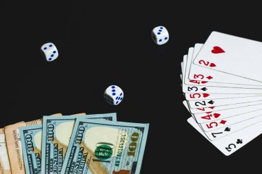 Yukarıdan görüntüleyin. siyah bir arka plan üzerinde büyük notlar dolar ve Grivnası. Para, zarlar ve kartlar 