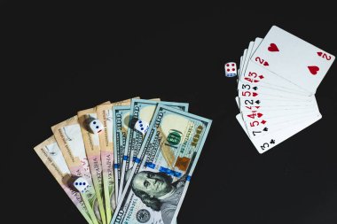Yukarıdan görüntüleyin. Yukarıdan görüntüleyin. siyah bir arka plan üzerinde büyük notlar dolar ve Grivnası. Para, zarlar ve kartlar 