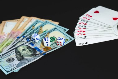 Yukarıdan görüntüleyin. Yukarıdan görüntüleyin. siyah bir arka plan üzerinde büyük notlar dolar ve Grivnası. Para, zarlar ve kartlar 