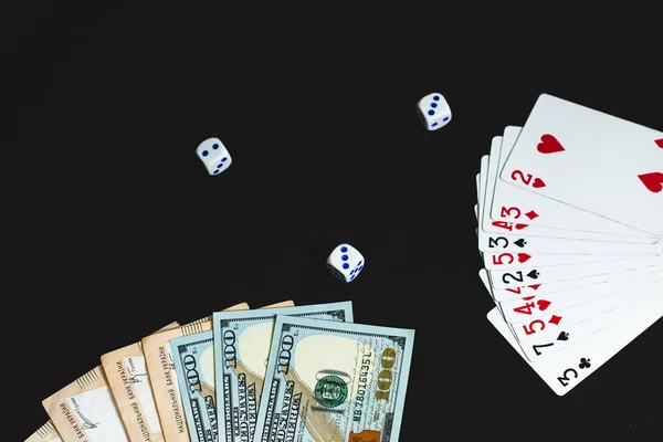 Yukarıdan görüntüleyin. Yukarıdan görüntüleyin. siyah bir arka plan üzerinde büyük notlar dolar ve Grivnası. Para, zarlar ve kartlar 