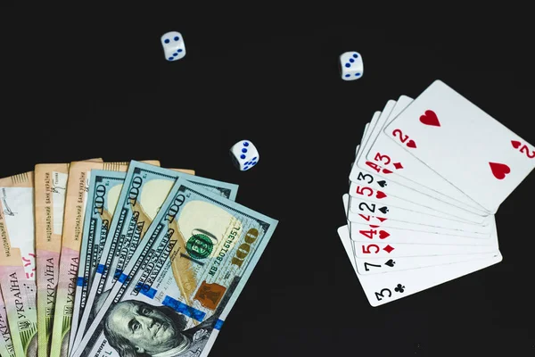 Yukarıdan görüntüleyin. Yukarıdan görüntüleyin. siyah bir arka plan üzerinde büyük notlar dolar ve Grivnası. Para, zarlar ve kartlar 