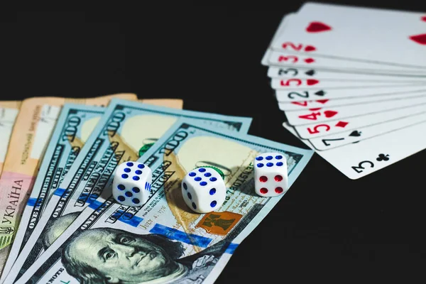 Yukarıdan görüntüleyin. Yukarıdan görüntüleyin. siyah bir arka plan üzerinde büyük notlar dolar ve Grivnası. Para, zarlar ve kartlar 