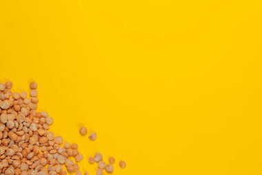 kuru kırmızı bezelye sarı bir arka plan yakın çekim üzerine dağınık. metin için yer. Doku