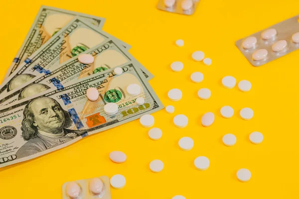 Dollars Des Pilules Dispersées Sur Fond Jaune Gros Plan — Photo