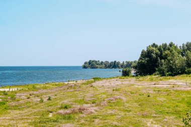 Kumlu kıyıdan nehir yüzeyinin görünümü. Skyline. büyük nehir manzara.