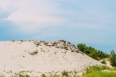 Bulutlar ile mavi gökyüzü bir şerit ile Peyzaj kum çukuru