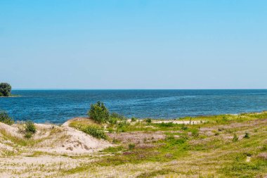 Kumlu kıyıdan nehir yüzeyinin görünümü. Skyline. büyük nehir manzara.