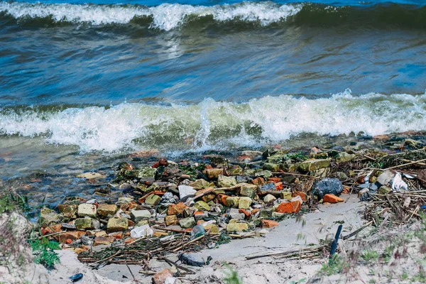파도는 해안에 파편을 가져온다 해변에서 쓰레기 — 스톡 사진
