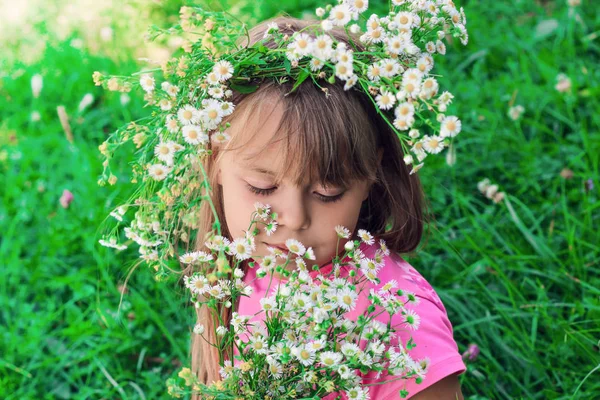 Uma Menina Com Uma Coroa Flores Cabeça Retrato Close Menina — Fotografia de Stock