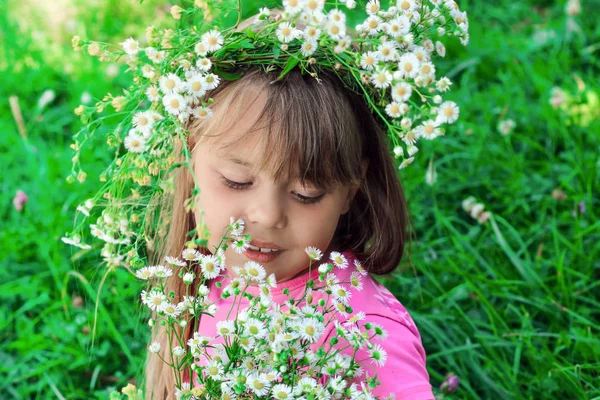 Uma Menina Com Uma Coroa Flores Cabeça Retrato Close Menina — Fotografia de Stock