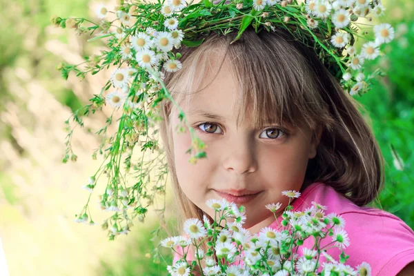 Niña Con Una Corona Flores Cabeza Primer Plano Retrato Chica — Foto de Stock