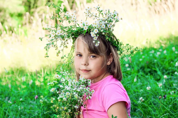 Uma Menina Com Uma Coroa Flores Cabeça Retrato Close Menina — Fotografia de Stock