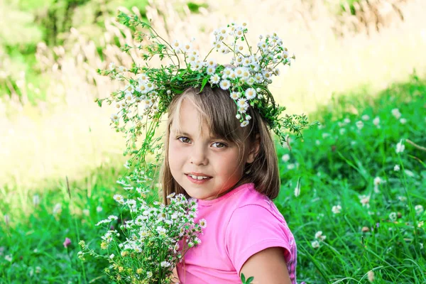 Uma Menina Com Uma Coroa Flores Cabeça Retrato Close Menina — Fotografia de Stock