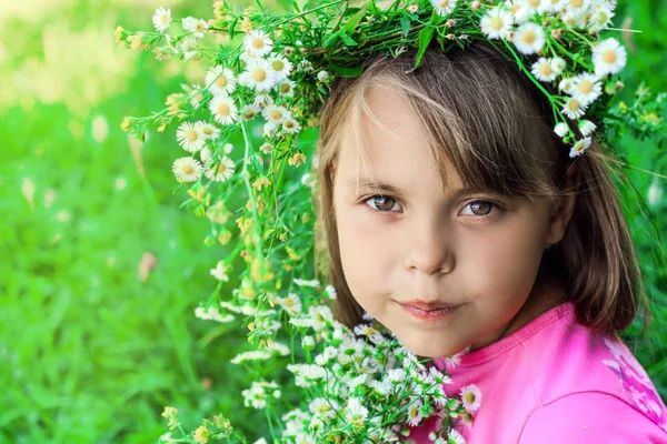 Uma Menina Com Uma Coroa Flores Cabeça Retrato Close Menina — Fotografia de Stock