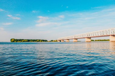 Nehir manzarası, su yüzeyinin görünümü ve köprü. Güneşli yaz günü