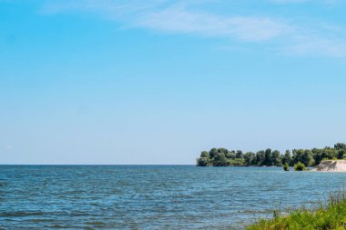 Sahildeki nehir yüzeyinin görünümü. Skyline. nehir manzarası. Toprak suya girer