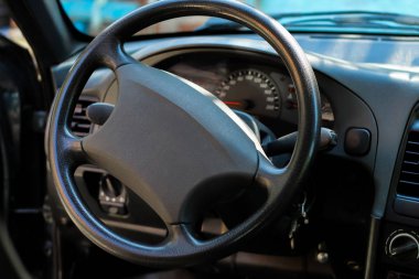 Car salon, siyah direksiyon simidi