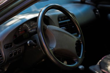 Car salon, siyah direksiyon simidi