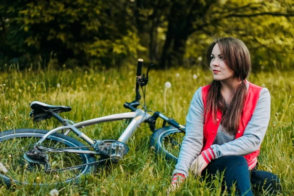 Het Meisje Zit Een Clearing Buurt Van Fiets Het Meisje — Stockfoto