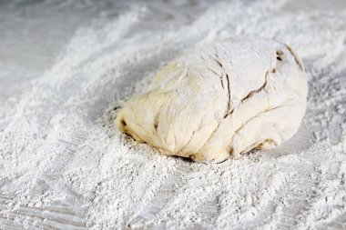 beyaz bir arka plan üzerinde un ile hamur, Hamur pişirmeye hazır