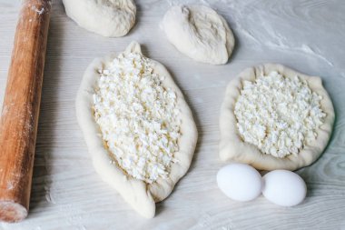 Suluguni Peynirli Ev Yapımı Ajarian Khachapuri. Çalışma aşaması. Pişirme için hazırlık. Pişirmeden önce Çiğ Suluguni