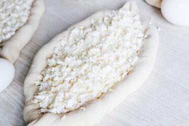 Suluguni Peynirli Ev Yapımı Ajarian Khachapuri. Çalışma aşaması. Pişirme için hazırlık. Pişirmeden önce Çiğ Suluguni