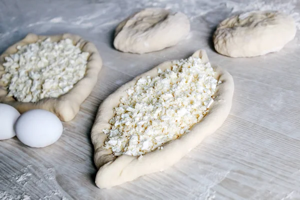 Suluguni Peynirli Ev Yapımı Ajarian Khachapuri. Çalışma aşaması. Pişirme için hazırlık. Pişirmeden önce Çiğ Suluguni