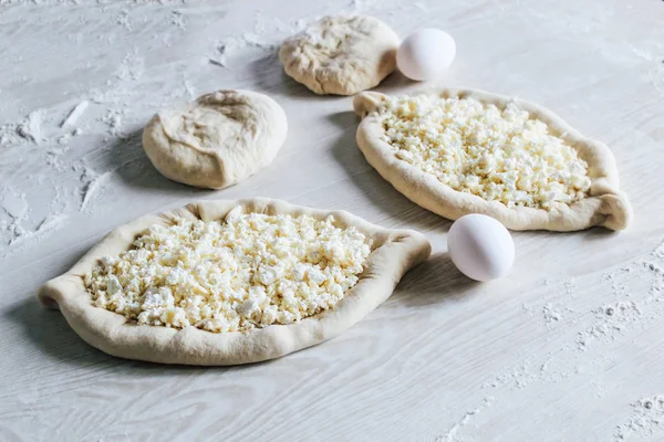 Suluguni Peynirli Ev Yapımı Ajarian Khachapuri. Çalışma aşaması. Pişirme için hazırlık. Pişirmeden önce Çiğ Suluguni