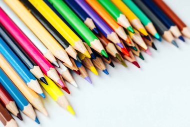 Çizim için çok renkli kalemler. Keskin kalemler.