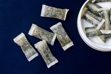 Yuvarlak kutu ve snus. Sigara yerine, nikotin torbaları..