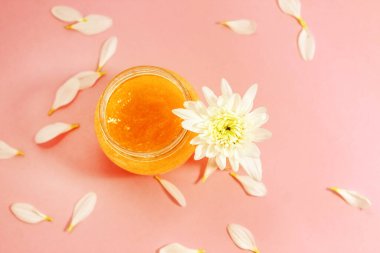 Kasımpatı ve taç yaprakları, doğal bir vücut ve yüz fırçası. Metin için boşluk.