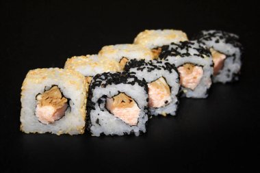 Yengeçli suşi, beyaz ve siyah susamlı omlet hazırla..