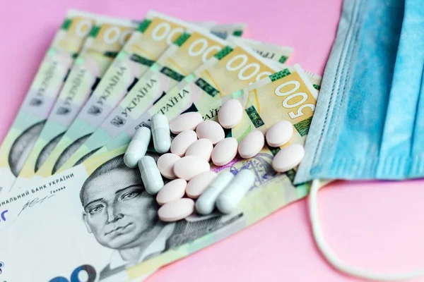 Haplar, Ukrayna parası ve koruyucu bir tıbbi giysi. Sağlık kavramı.